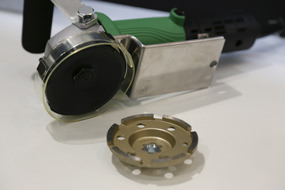 クリーンな作業を可能にするカッター、ハンディ溝切機 HC-10HM クリーンカッター